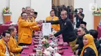 Ketua Partai Hati Nurani Rakyat (Hanura) Oesman Sapta Odang menyerahkan dokumen daftar bakal calon legislatif (bacaleg) kepada Ketua Komisi Pemilihan Umum (KPU) Hasyim Asy'ari di Gedung KPU, Jakarta, Rabu (10/5/2023). (Liputan6.com/Angga Yuniar)