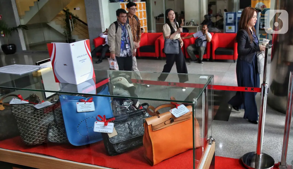 KPK juga melelang satu paket stik golf, serta berbagai merek mobil seperti Mercedes, Jeep Cherokee, dan Hyundai. (Liputan6.com/Angga Yuniar)