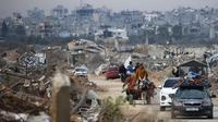 Dengan menggunakan berbagai kendaraan, warga Palestina yang sebelumnya mengungsi akibat perang antara Israel dan milisi Hamas mulai kembali ke Gaza utara dengan melewati Koridor Netzarim. (Eyad BABA/AFP)