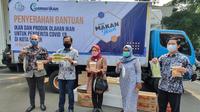Direktur Jenderal PDSPKP, Artati Widiarti saat menyerahkan bantuan di Kota Bogor, Jumat (16/7/2021).