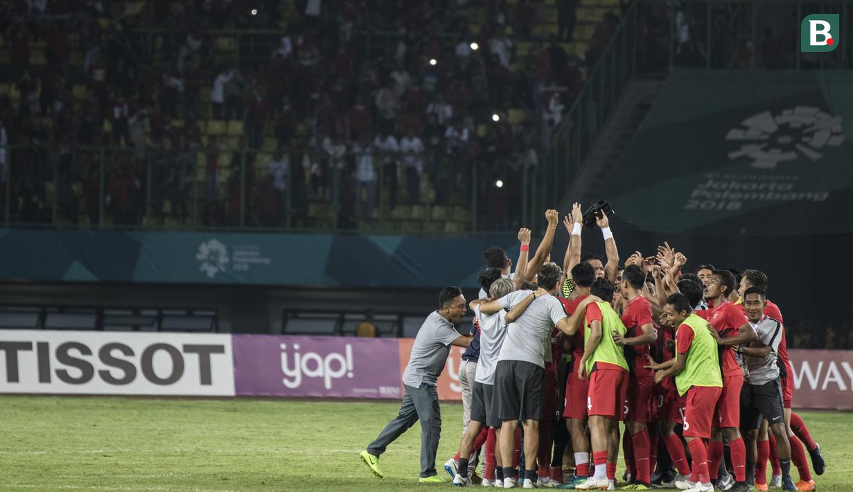 Para pemain Timnas Indonesia merayakan kemenangan atas Taiwan pada laga Grup A Asian Games di Stadion Patriot, Jawa Barat, Minggu (12/8/2018). Indonesia menang 4-0 atas Taiwan. (Bola.com/Vitalis Yogi Trisna)