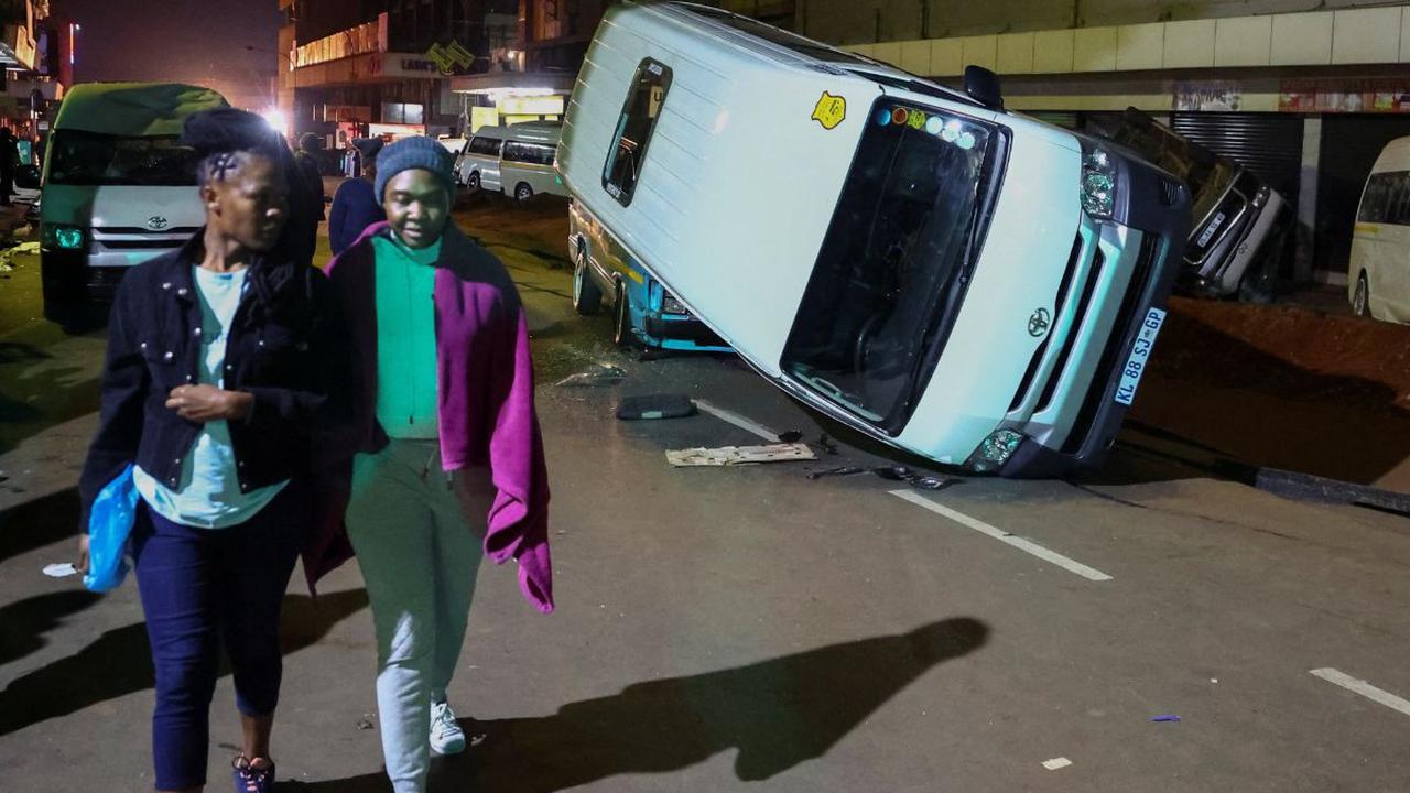Ledakan itu sempat membuat kepanikan warga di sepanjang jalan tersebut. 

Mereka dengan panik berlarian mencari tempat yang menurut mereka aman saat itu.