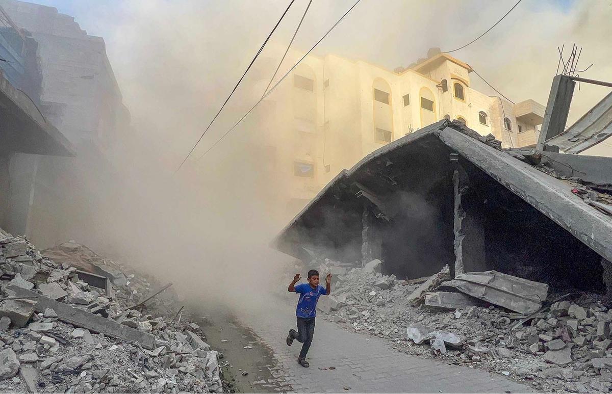 FOTO: Detik-Detik Mencekam Serangan Udara Israel di Gaza
