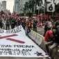 Massa buruh dari berbagai daerah menggelar longmarch saat unjuk rasa di kawasan Patung Kuda, Jakarta, Selasa (10/11/2020). (merdeka.com/Iqbal S. Nugroho)