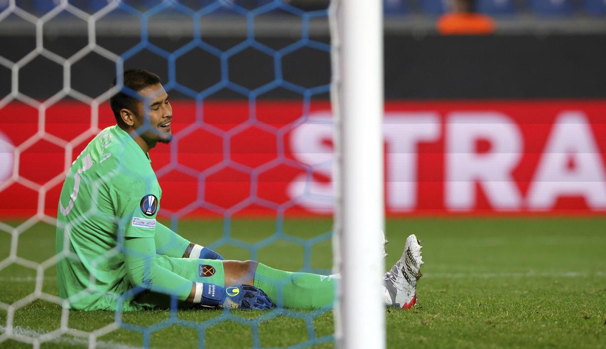 Westham United gagal mengamankan kemenangan di depan mata karena ulah Tomas Soucek yang mencetak gol bunuh diri jelang berakhirnya laga babak kedua. Skor pun berakhir imbang 2-2. (AP/Olivier Matthys)