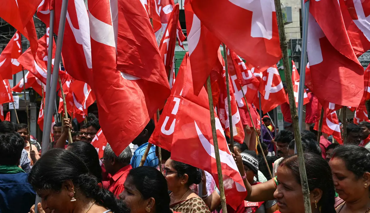 Hari Buruh yang diperingati setiap tanggal 1 Mei dikenal juga dengan sebutan May Day. Tampak dalam foto, para anggota Centre of Indian Trade Unions (CITU) ikut serta dalam sebuah demonstrasi Hari Buruh di Hyderabad, India pada 1 Mei 2025. (NOAH SEELAM/AFP)
