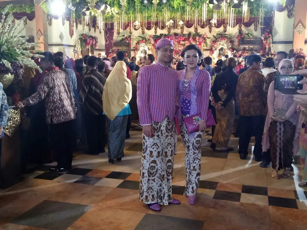 Vicky Shu dan suami di pernikahan Kahiyang Ayu dan Bobby Nasution. (Liputan6.com / Herman Zakharia)