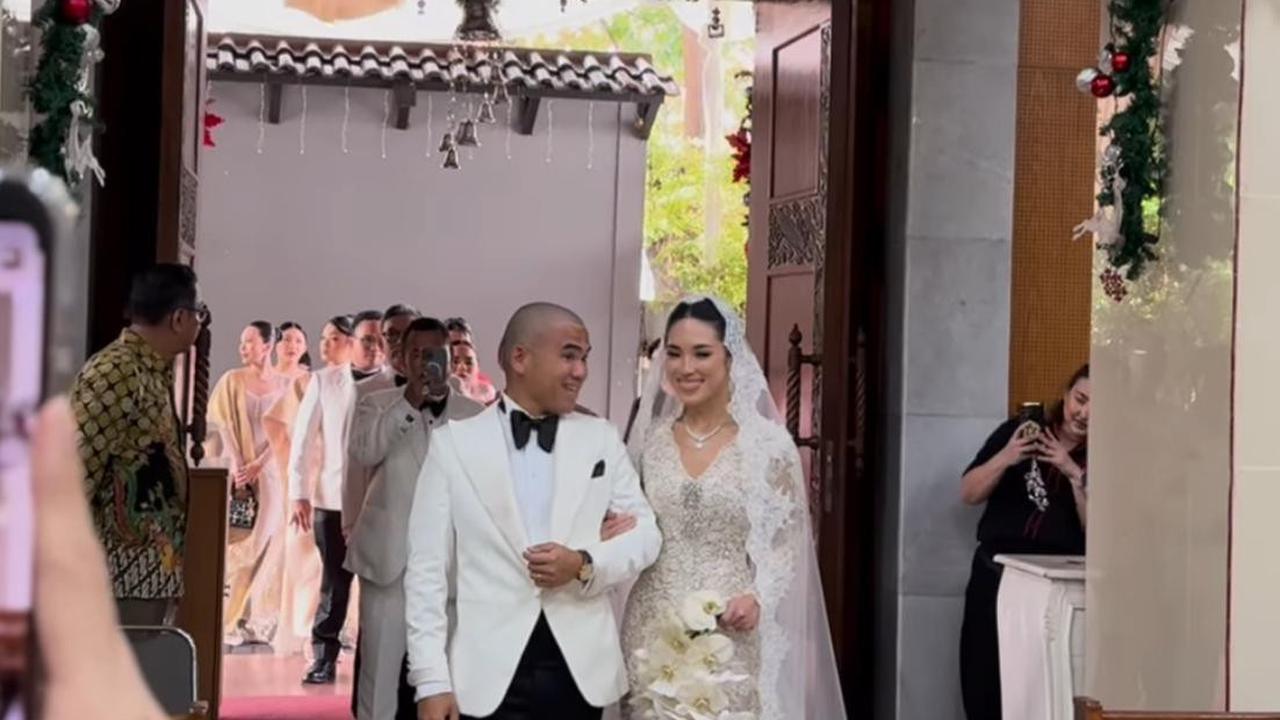 7 Potret Suasana Haru di Pernikahan Frank Hutapea, Hotman Paris Tampil Melow di Momen Sakral