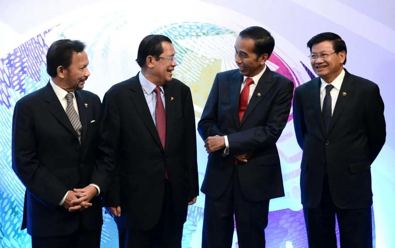 Presiden Indonesia Joko Widodo saat menghadiri Konferensi Tingkat Tinggi (KTT) ke-20 ASEAN-China (Deputi Bidang Protokol, Pers, dan Media Sekretariat Presiden)