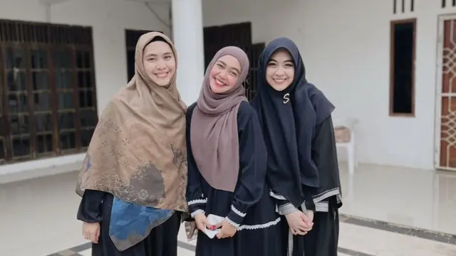 6 Potret Kompak Ria Ricis Bersama Kedua Kakaknya Pulang ke Batam, Sister Goals