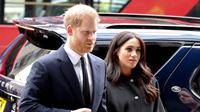 Pangeran Harry dan Meghan Markle mengunjungi New Zealand House di London, Selasa (19/3). Pangeran Harry dan Meghan Markle menempatkan karangan bunga di luar gedung sebagai penghormatan kepada para korban serangan teror di Christchurch. (AP/Alastair Grant)