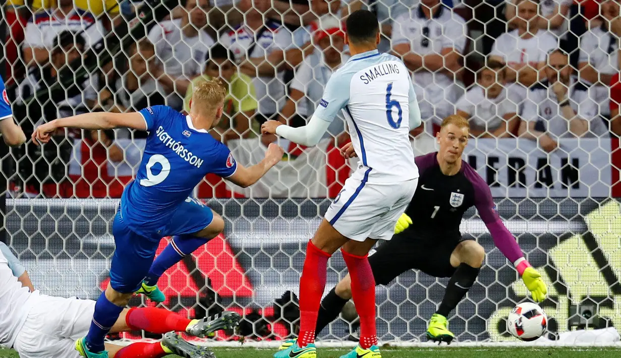 Kolbeinn Sigthorsson saat mencetak gol kedua Islandia ke gawang Inggris pada babak 16 besar Piala Eropa 2016 di Stade de Nice, Nice, Selasa (28/6/2016) dini hari WIB. (Reuters/Michael Dalder)