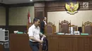 Terdakwa mantan anggota Komisi I DPR, Fayakhun Andriadi usai menjalani sidang tuntutan kasus dugaan suap Bakamla di Pengadilan Tipikor, Jakarta, Rabu (31/10). Fayakhun dituntut 10 tahun penjara dan denda Rp 1 miliar. (Liputan6.com/Herman Zakharia)