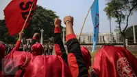 Buruh meneriakkan orasi mereka saat unjuk rasa di depan Istana Negara, Jakarta, Kamis (15/10). Aksi para buruh ini untuk menyatakan penolakan mereka terhadap paket kebijakan ekonomi jilid IV. (Liputan6.com/Faizal Fanani)