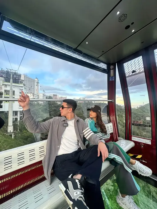 Selama di gondola, Fuji dan Verrell Bramasta tampak begitu akrab. Verrell terlihat menikmati perjalanan dengan ekspresi santai, sementara Fuji sesekali melempar senyum manis. Interaksi mereka yang seru dan penuh canda tawa membuat para penggemar semakin gemas. (Liputan6.com/Tiktok/@mybramastavrl)