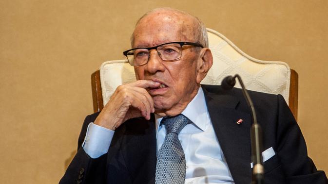 File foto ketika Presiden Tunisia Beji Caid Essebsi dalam konferensi pers di istana kepresidenan di Carthage, dekat ibu kota Tunis pada 3 Oktober 2018. Presiden tertua di dunia ini meninggal dunia di usia 92 tahun pada Kamis (25/7/2019). (AP Photo/Hassene Dridi)