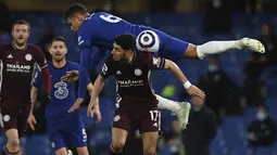 Penyerang Leicester City, Ayoze Perez (depan) berebut bola dengan bek Chelsea, Thiago Silvadalam laga pekan ke-37 Liga Inggris di Stamford Bridge, London, Rabu (19/5/2021) dinihari WIB. Chelsea menang 2-1 saat menjamu Leicester City. (Glyn Kirk/Pool via AP)