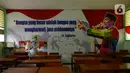 Petugas Palang Merah Indonesia (PMI) menyemprotkan cairan disinfektan di SMA 70 Jakarta, Kamis (27/1/2022). Pemprov DKI Jakarta mencatat ada 90 sekolah ditutup sementara akibat ditemukannya kasus COVID-19 varian Omicron yang tersebar di lima kota administrasi DKI Jakarta. (merdeka.com/Imam Buhori)