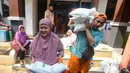 Warga Penerima Bantuan Pangan (PBP) saat  mengambil  beras yang didistribusikan di Kelurahan Kebon Baru, Jakarta Selatan, Selasa, 1 September 2026. (KLY/Arie Basuki).