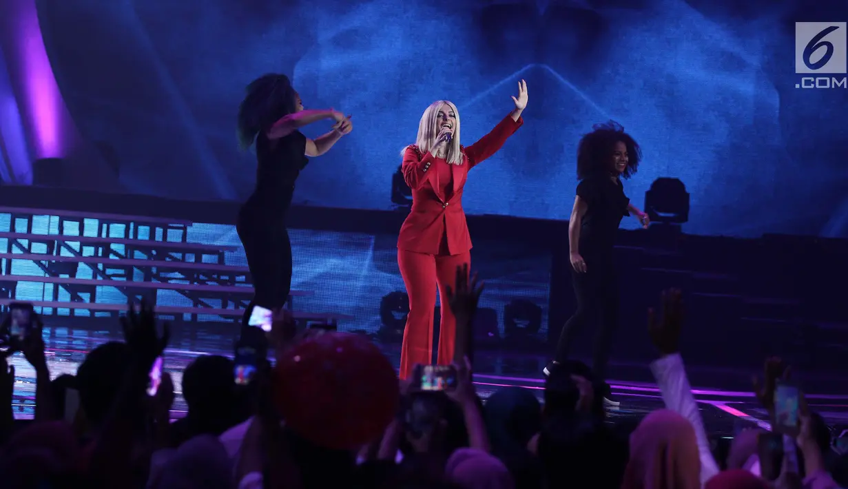 Aksi panggung Bebe Rexha saat menghibur penonton pada malam puncak HUT ke-27 SCTV di Hall D, Jiexpo Kemayoran, Jakarta, Kamis (24/8). Penyanyi berusia 27 tahun ini tampil sangat enerjik dalam balutan busana bernuansa merah. (Liputan6.com/Herman Zakharia)
