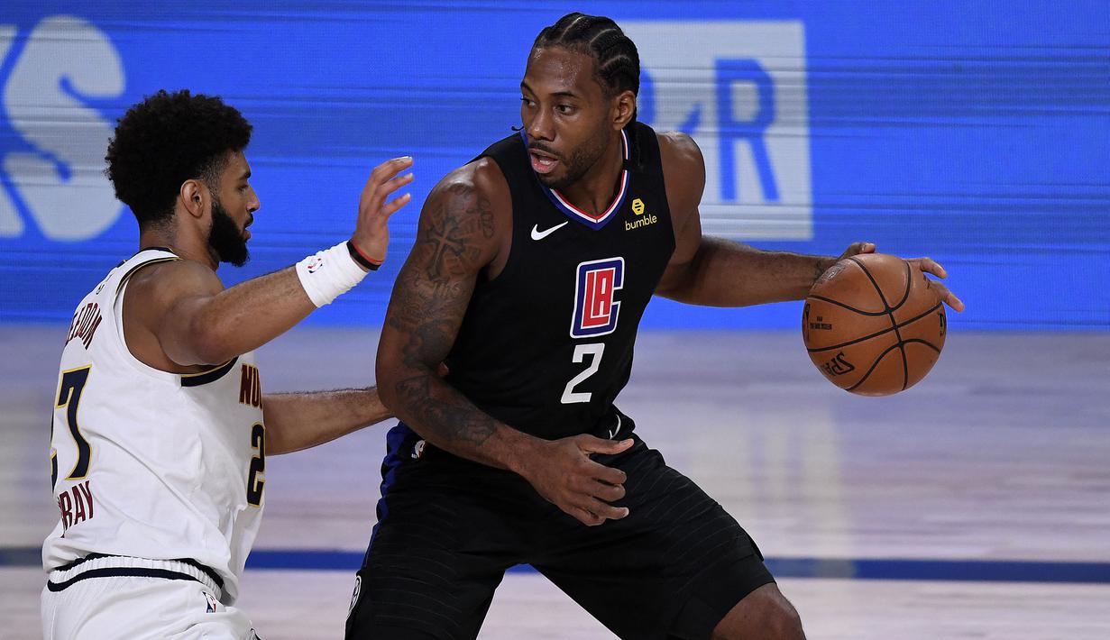 Kawhi Leonard (kanan) merupakan salah satu pemain terbaik tim Los Angeles Clippers saat ini dengan rataan 24 poin per game. Ia terkenal membawa keberuntungan bagi tim yang dibelanya dengan langsung membawa timnya menjadi kandidat juara. (Foto: Getty Images via AFP/Douglas P. Defelice)