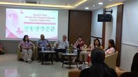Sejumlah narasumber dan peserta berdiskusi dalam sesi Health Talk “Kenali dan Tangani Breast Cancer Sejak Dini” yang digelar di Medistra Hospital, Kamis, 30 Oktober 2025.