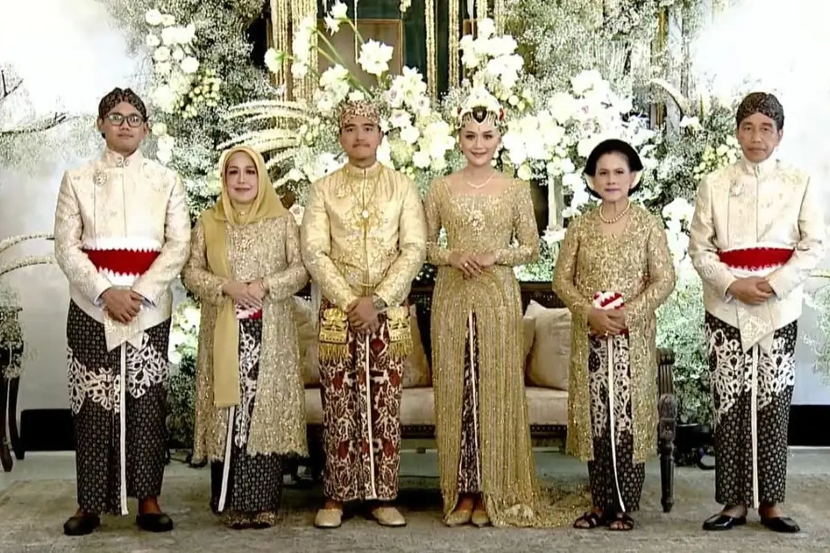 Kaesang Pangarep dan Erina Gudono saat resepsi lengkap dengan keluarga