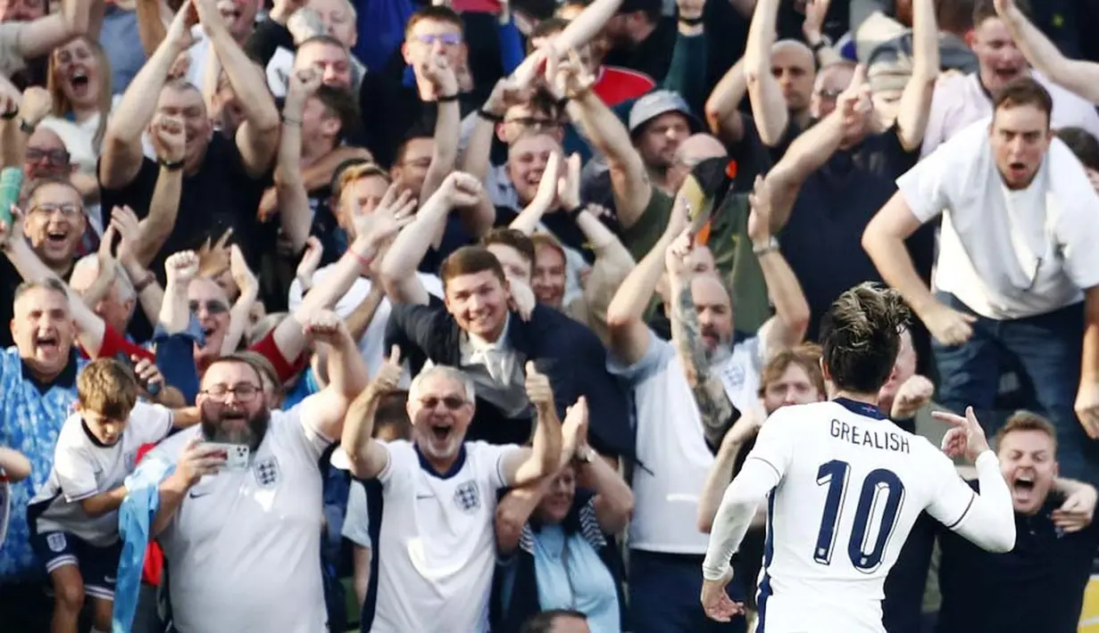 Pemain Timnas Inggris, Jack Grealish, melakukan selebrasi setelah mencetak gol ke gawang Irlandia pada laga UEFA Nations League di Aviva Stadium, Sabtu, (7/9/2024). (AP Photo/Peter Morrison)