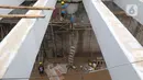 Pekerja menyelesaikan proyek pembangunan Underpass Jalan Dewi Sartika di Depok, Jawa Barat, Selasa (3/1/2023). Pembangunan underpass Jalan Dewi Sartika sepanjang 470 meter tersebut itu masih terdapat beberapa hal yang belum terselesaikan seperti trotoar, median jalan, dan pepohonan yang sebelumnya direncanakan akan selesai pada akhir tahun 2022. (Liputan6.com/Herman Zakharia)
