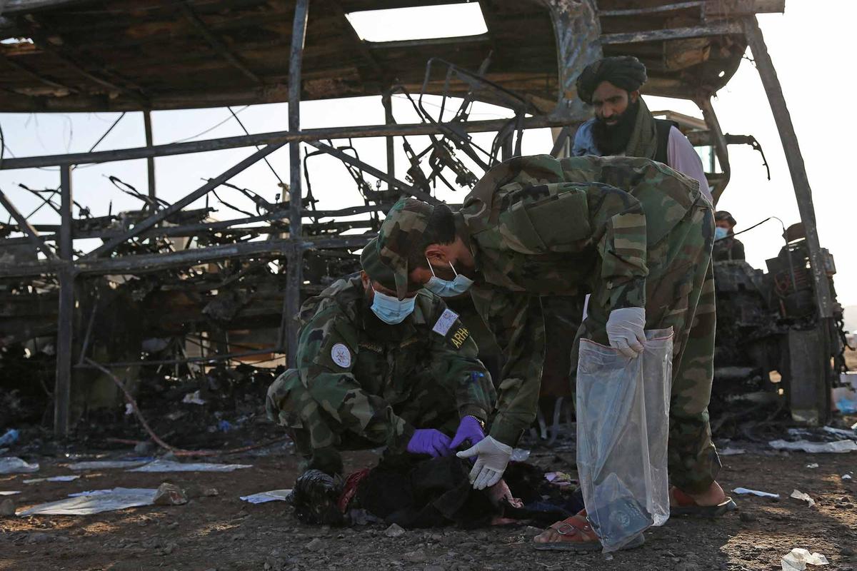 FOTO: Tragedi Maut di Herat,  79 Migran Afghanistan Tewas dalam Kecelakaan Bus