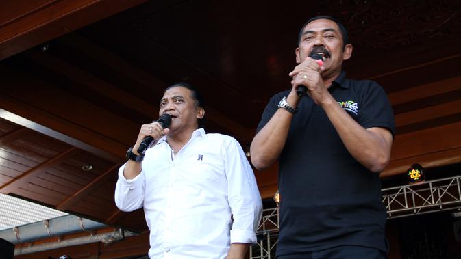 Wali Kota Solo FX Hadi Rudyatmo saat duet dengan penyanyi campursari Didi Kempot saat komser di Balai Kota Solo.(Liputan6.com/Fajar Abrori)