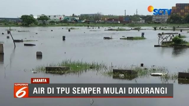 Air yang menggenangi TPU Semper terus disedot menggunakan enam unit pompa. Sementara Pemprov DKI melalui Sudin Kehutanan akan membuat rumah pompa di sekitar lokasi TPU Semper.
