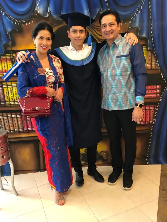 Potret akrab juga terlihat dari pasangan Venna Melinda dan Ivan Fadilla Soedjoko. Pasangan yang resmi cerai sejak 2013 itu hadir dalam wisuda anak keduanya Athalla Naufal. (instagram/bramastavrl)