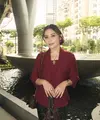 Didampingi sang kekasih, Omara Esteghlal, Prilly tampil serasi dalam balutan outfit bernuansa earthy yang hangat. Keduanya menunjukkan chemistry yang manis, sekaligus menjadi representasi gaya kondangan pasangan muda yang elegan tanpa terkesan berlebihan. [@prillylatuconsina96].