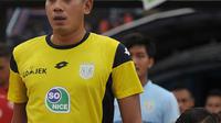 Kiper Persela Lamongan Choirul Huda berjalan menuju lapangan sebelum pertandingan antara Persela Lamongan dan Semen Padang dalam Liga 1 di stadion Surajaya, Lamongan (15/10). (AFP Photo/Juni Kriswanto)