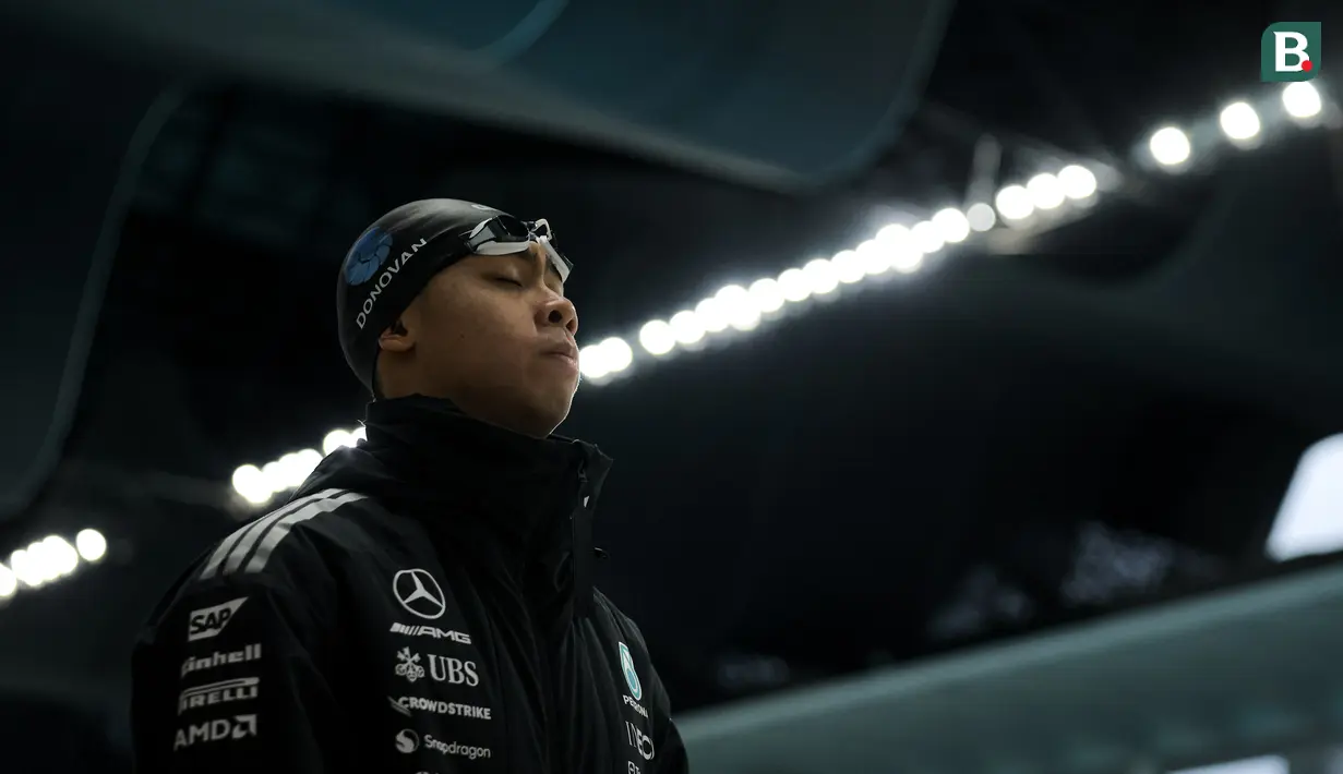 Perenang Indonesia, Jason Donovan berkonsentrasi sebelum berenang pada nomor 50 meter gaya bebas putra dalam Kejuarnas Akuatik Indonesia 2026 di Stadion Akuatik Gelora Bung Karno, Senayan, Jakarta, Jumat (01/05/2026). (Bola.com/Bagaskara Lazuardi)