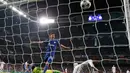 Kiper Real Madrid, Iker Casillas gagal menghalau tendangan pemain Schalke 04 Klaas-Jan Huntelaar di leg kedua 16 besar Liga Champions di Stadion Santiago Bernabeu, Madrid, Spanyol, (10/3/2015). Schalke 04 Menang 4-3 atas Real Madrid. (Reuters/Juan Medina)