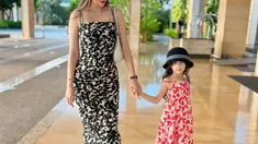 Ini dia kekompakan Aura Kasih dan Arabella yang tiada duanya. Wanita 37 tahun ini sengaja mengenakan dres santai dengan motif corak yang terlihat senada. (Liputan6.com/IG/@aurakasih)