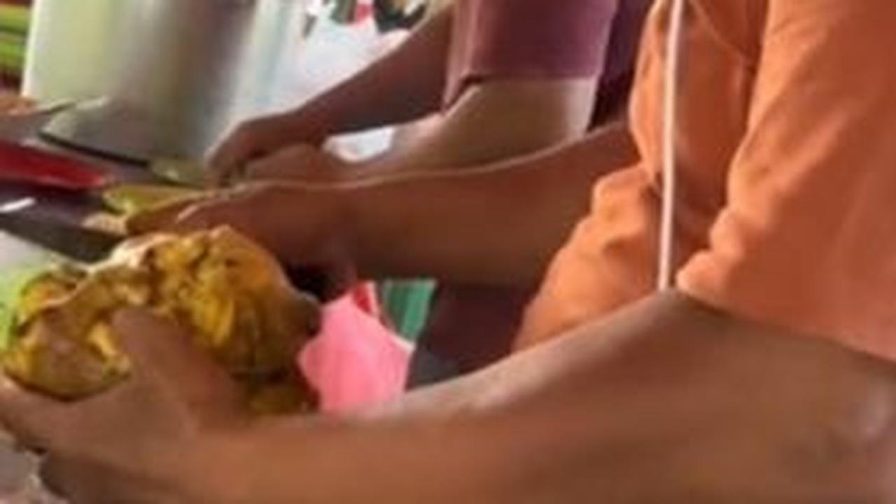 Heboh Tukang Soto Jualan Sambil Pakai Apple Vision Pro, Harganya Bikin Kaget