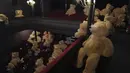 Pengunjung menonton ditemani boneka Teddy Bear, yang disiapkan oleh Philippe Labourel, di bioskop Les Ursulines hari pertama pembukaan kembali di Paris, Rabu (19/5/2021). Boneka-boneka beruang tersebut didedikasikan bagi anak-anak untuk mengingatkan aturan jarak sosial. (AP Photo/Francois Mori)