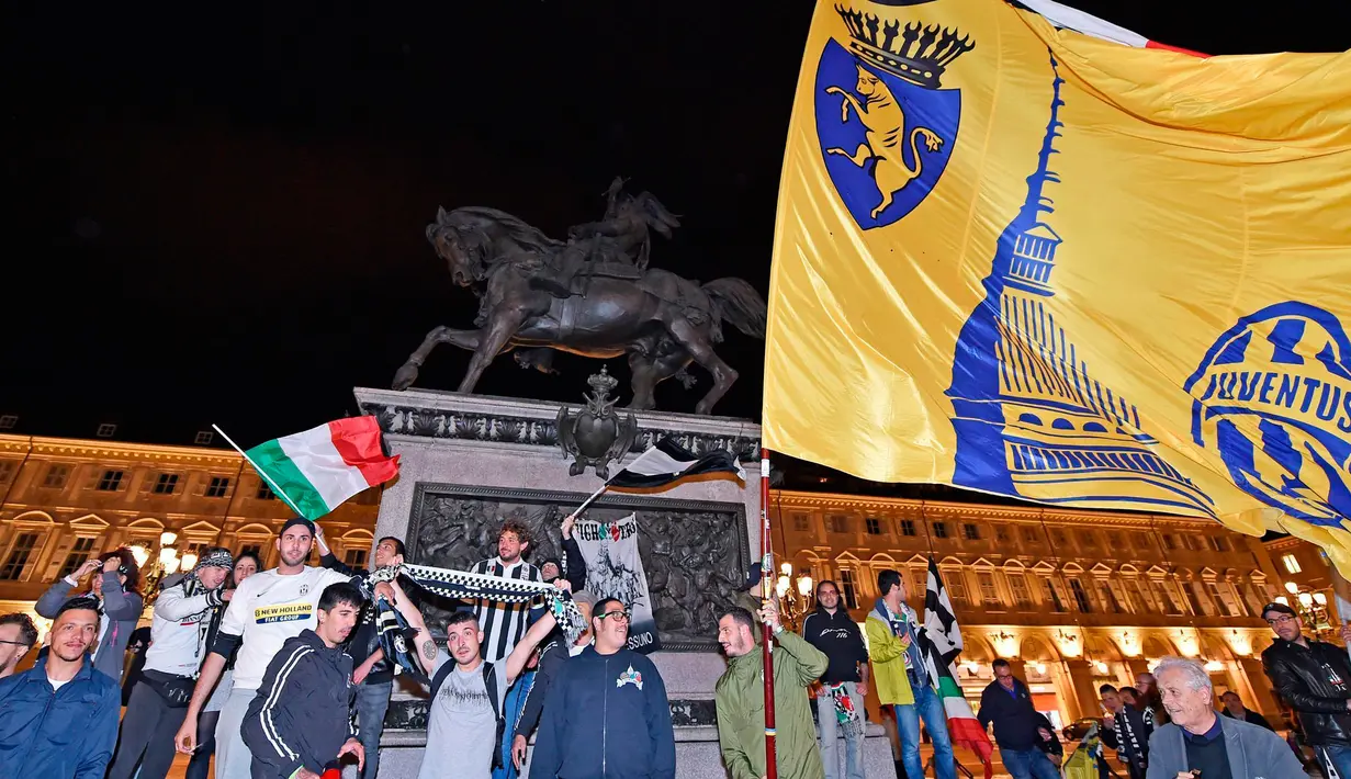 Para pendukung Juventus merayakan gelar juara Liga Serie A Italia di Turin (13/5). Juventus bermain imbang 0-0 atas Roma dan memastikan tim asuhan Massimiliano Allegri meraih scudetto. (AP Photo/Alessandro Di Marco)