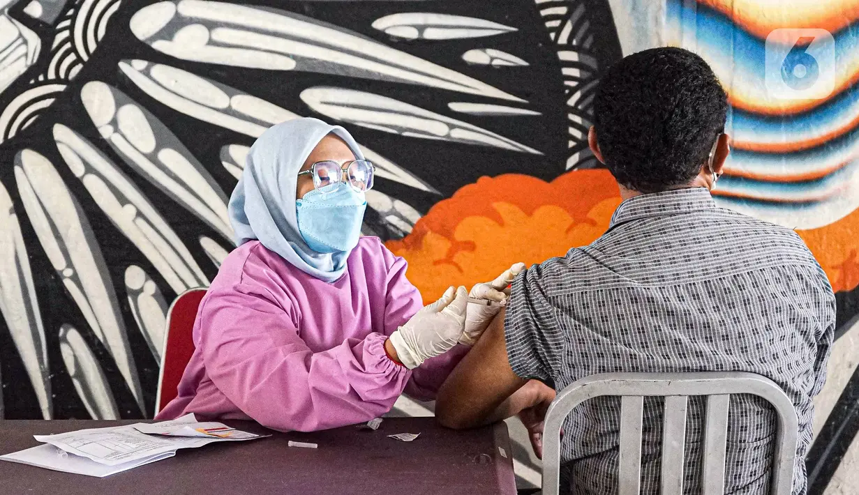 Warga menerima vaksinasi COVID-19 Sinovac di Terowongan Kendal, Jakarta Pusat, Jumat (30/7/2021). Berdasarkan data Kemenkes per 29 Juli 2021 Pukul 18.00, total masyarakat yang menerima dosis satu vaksin sebanyak 46.567.370, dosis kedua sebanyak 19.867.271 orang. (Liputan6.com/Faizal Fanani)