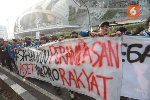Aksi Mahasiswa Menuju DPR Diwarnai Saling Dorong dengan Polisi