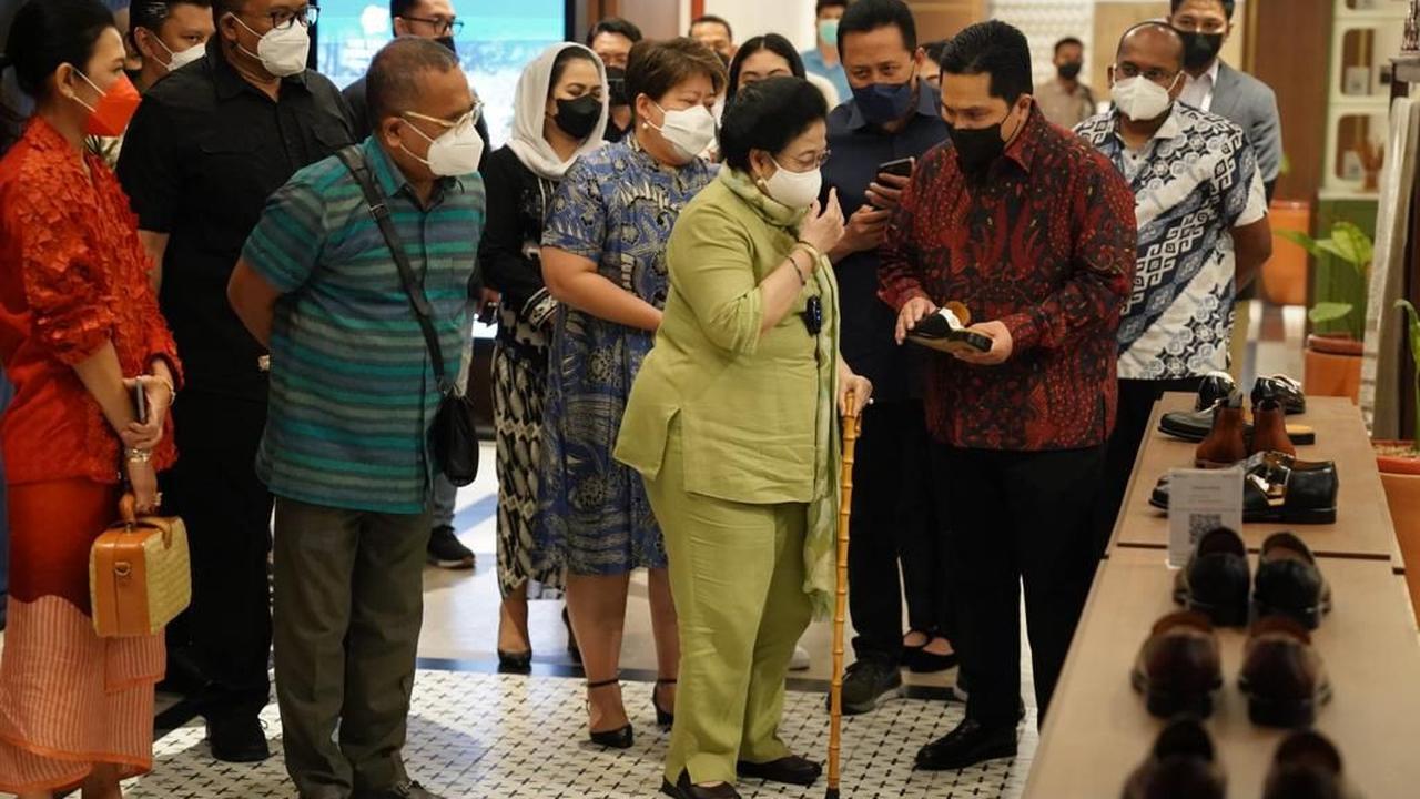 Presiden Kelima Indonesia Megawati Soekarnoputri meninjau Gedung Sarinah yang baru rampung direnovasi, Senin (13/6/2022). Kunjungan Megawati ini didampingi oleh Menteri BUMN, Erick Thohir. (Dok BUMN)