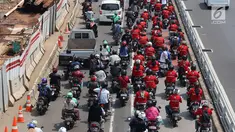 Konvoi buruh menggunakan sepeda motor melintas di Jalan Gatot Soebroto, Jakarta, Selasa (1/5). Ribuan buruh dari berbagai elemen memperingati perayaan Hari Buruh untuk menyampaikan aspirasi di sejumlah titik di Ibukota. (Liputan6.com/Immanuel Antonius)
