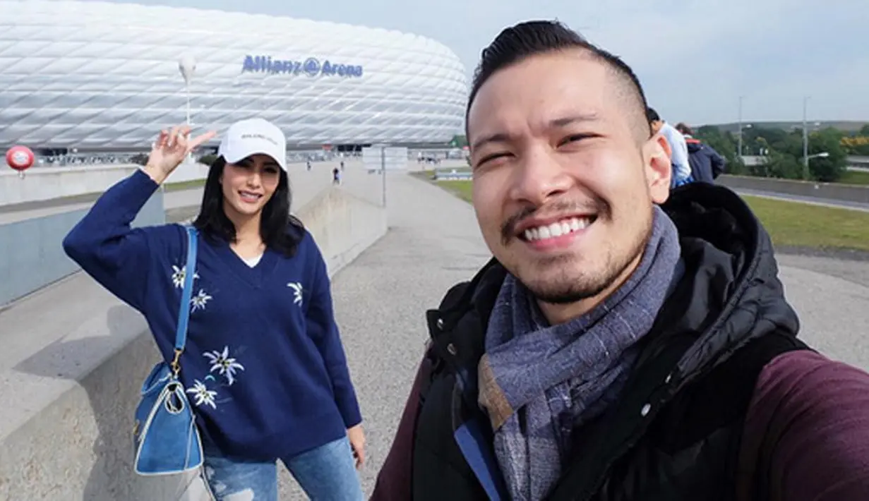 Seperti diketahui, Tyas Mirasih dan Raiden Soedjono meresmikan hubungannya pada 8 Juli 2017 silam. Sebelumnya, saat di Jakarta pasangan ini juga mengunggah foto tengah menikmati kebersamaan bersama suami di sebuah hotel. (Instagram/tyasmirasih)