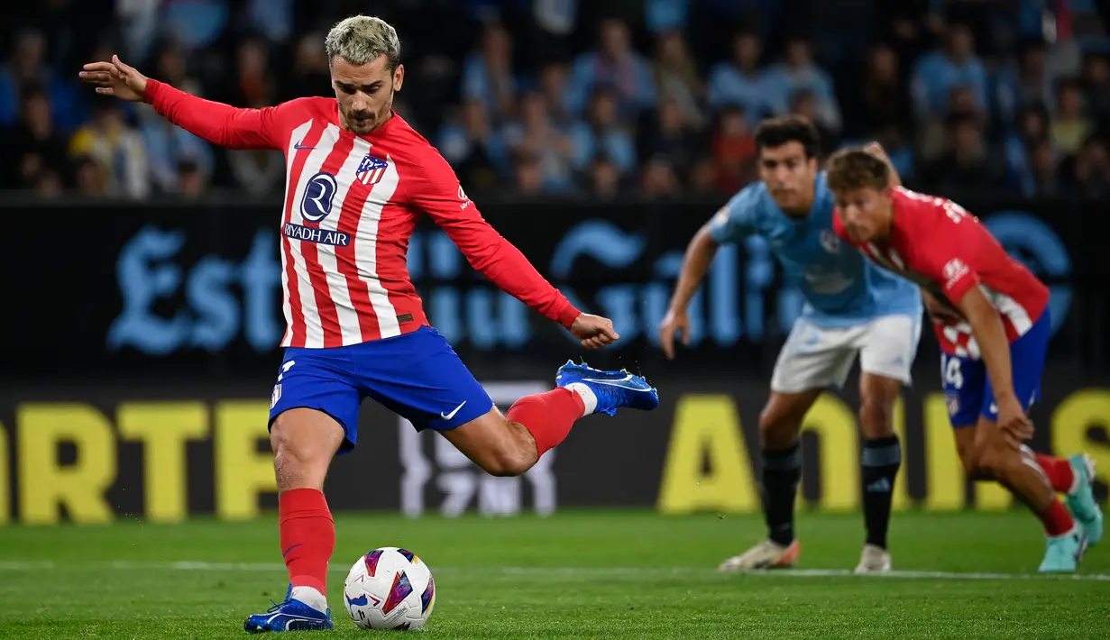 Antoine Griezmann menjadi bintang kemenangan lewat hattrick yang dikemasnya. (MIGUEL RIOPA / AFP)