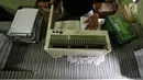 Pekerja sedang menjilid Al Quran Braille di Yayasan Raudlatul Makfufin, Tangerang Selatan, Kamis (24/5). Yayasan yang berdiri sejak tahun 1983 ini memproduksi Al Quran Braille sebanyak 60 buku setiap harinya. (Liputan6.com/Fery Pradolo)
