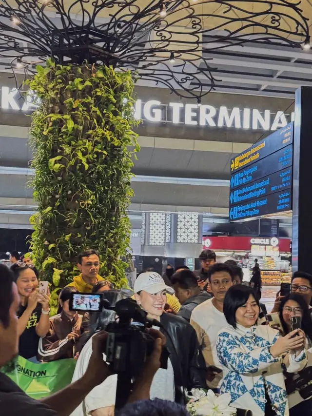 6 Potret Agnez Mo Pulang Indonesia Disambut Fans di Bandara, Penuh Kejutan
