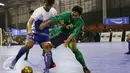 Pemain Timnas Futsal Indonesia, Ardiansyah (kanan) mencoba menghalangi pemain IPC Pelindo II saat laga uji coba di Jakarta, Minggu (15/1). Timnas Futsal Indonesia akan melakoni laga piala AFF 2017, akhir Januari. (Liputan6.com/Helmi Fithriansyah)